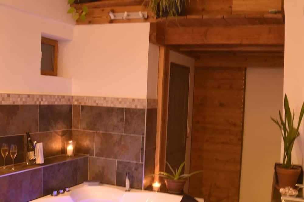 Appartement entier, Gîte de luxe dans la vallée de la Buèges, jacuzzi en amoureux! in Pégairolles-de-Buèges, Région de Lodève