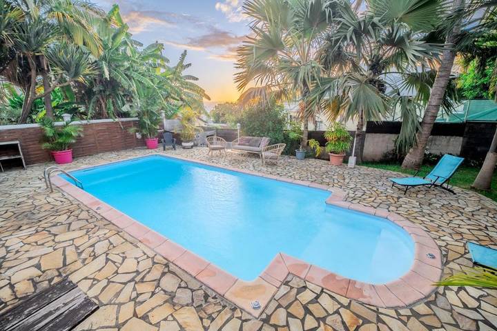 Villa pour 15 personnes, avec terrasse ainsi que piscine et jardin sur l' Île de la Réunion