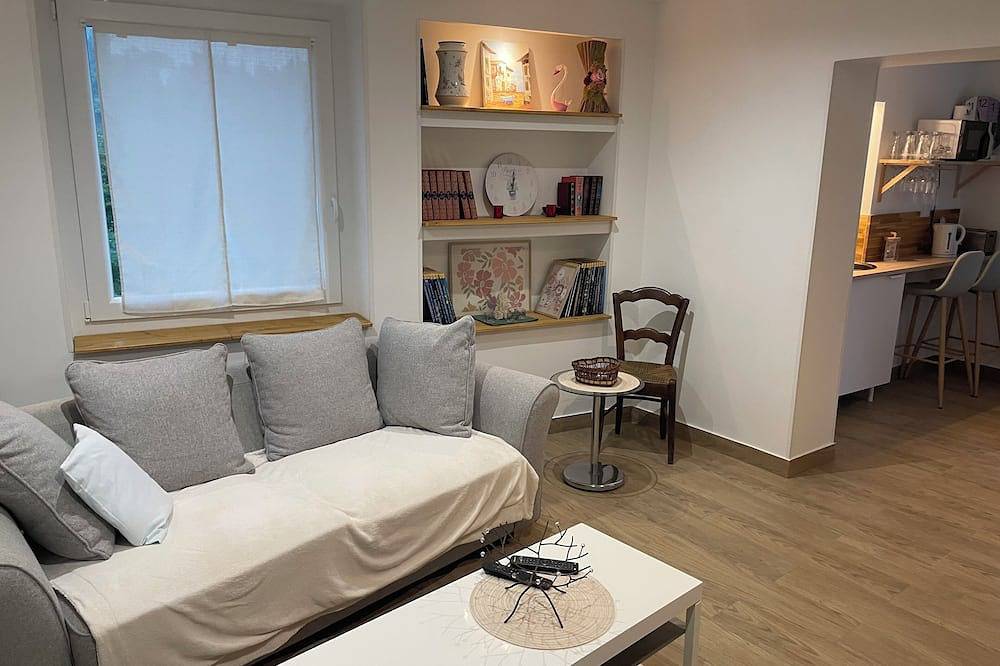 Petit Mas at Arlett next to vineyards in Châteauneuf-du-Pape, Vaucluse