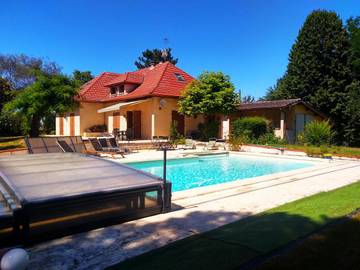 Location de vacances pour 8 personnes, avec jardin ainsi que vue et piscine à Montech