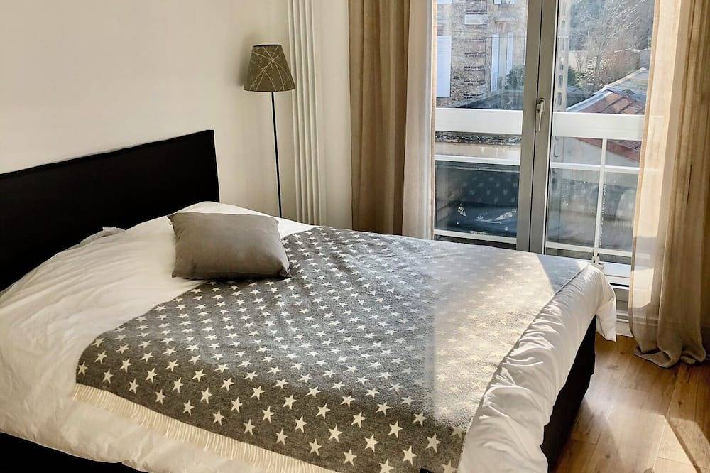 Entire apartment, Apartment Le Chesnay - Versailles Bright, unoverlooked, 10 minutes from the chateau. in Le Chesnay, Yvelines