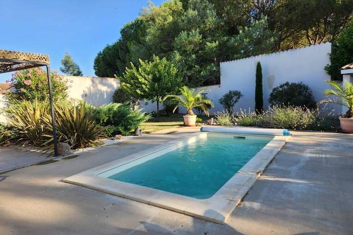 Location de vacances pour 6 personnes, avec piscine et jardin à Puimisson