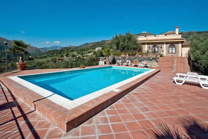 Rustico per 3 persone, con Terrazza e Giardino nonché Piscina e Panorama in Provincia di Messina