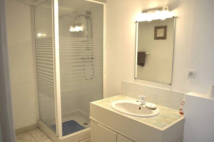 Gîte pour 2 personnes, avec terrasse ainsi que piscine et jardin à Mayrinhac-Lentour - 3