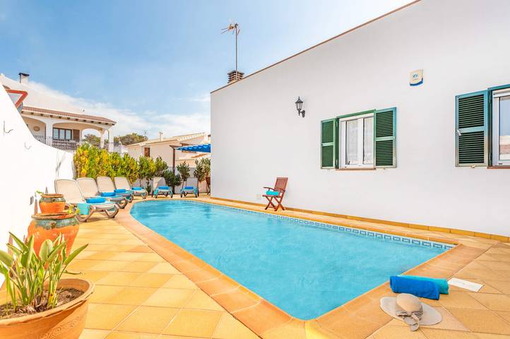 Vacation rental for 6 people, kid friendly in Cala Blanca