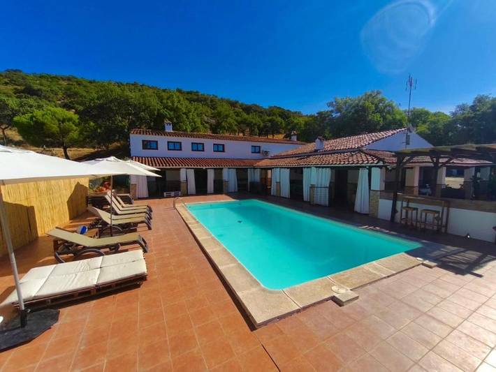 Casa rural para 18 personas, con jardín además de piscina y vistas, Se admiten mascotas en Aracena