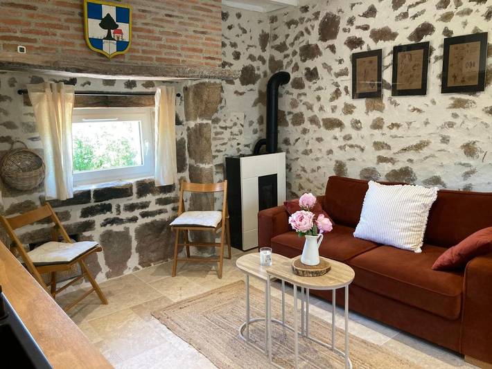 Gîte pour 3 personnes, avec jardin et vue, adapté aux familles à Glénic