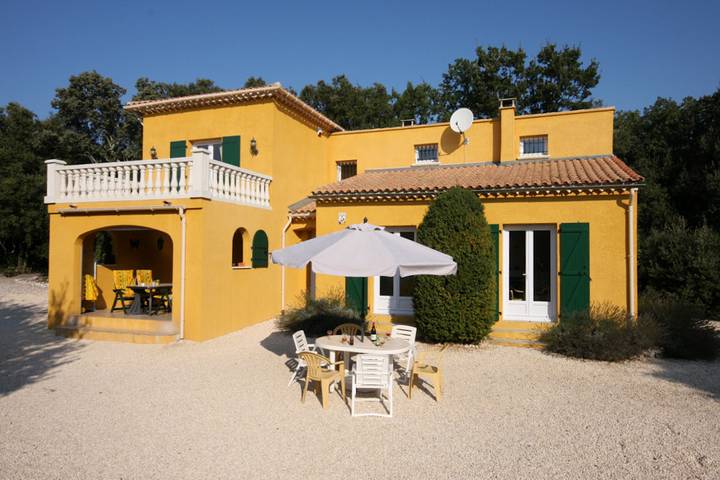 Villa pour 8 personnes, avec balcon ainsi que piscine et jardin