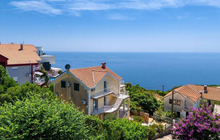 Apartamento vacacional entero, Apartamento de vacaciones para 6 personas con terraza in Municipio de Kotor