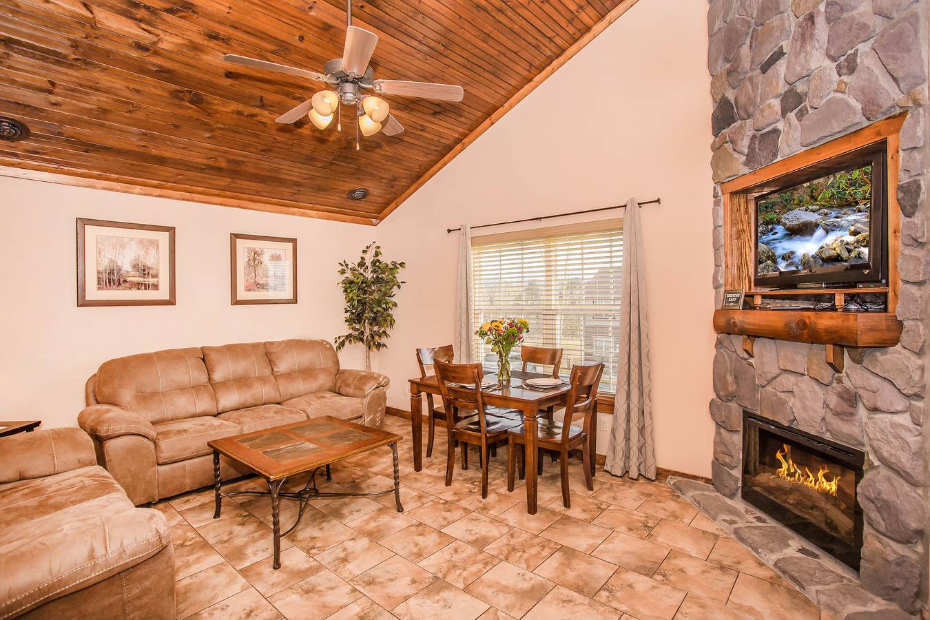 Vacation Rental for 4 Guests in Pigeon Forge, Sevier County