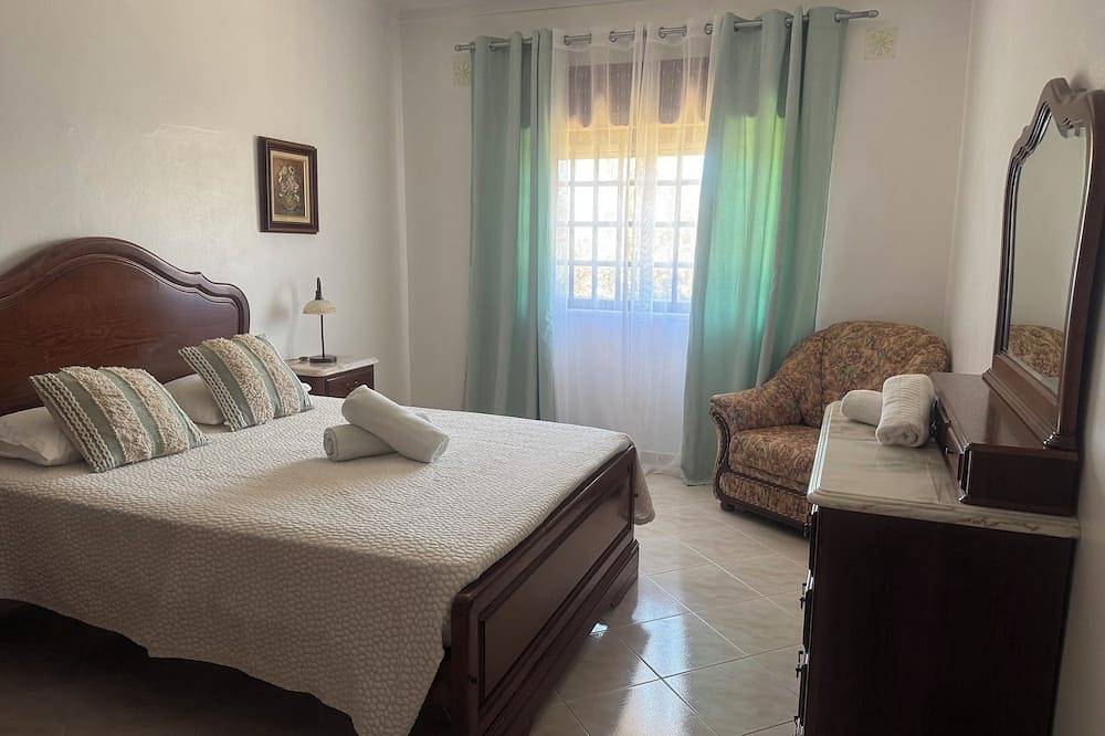 Casa de férias familiar com amplo espaço exterior, zona de refeições e spa in São Bartolomeu de Messines, Faro Distrikt