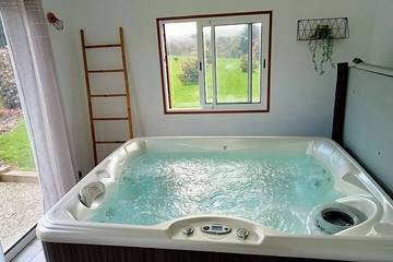 Gîte pour 4 personnes, avec terrasse ainsi que jacuzzi et jardin à Cast