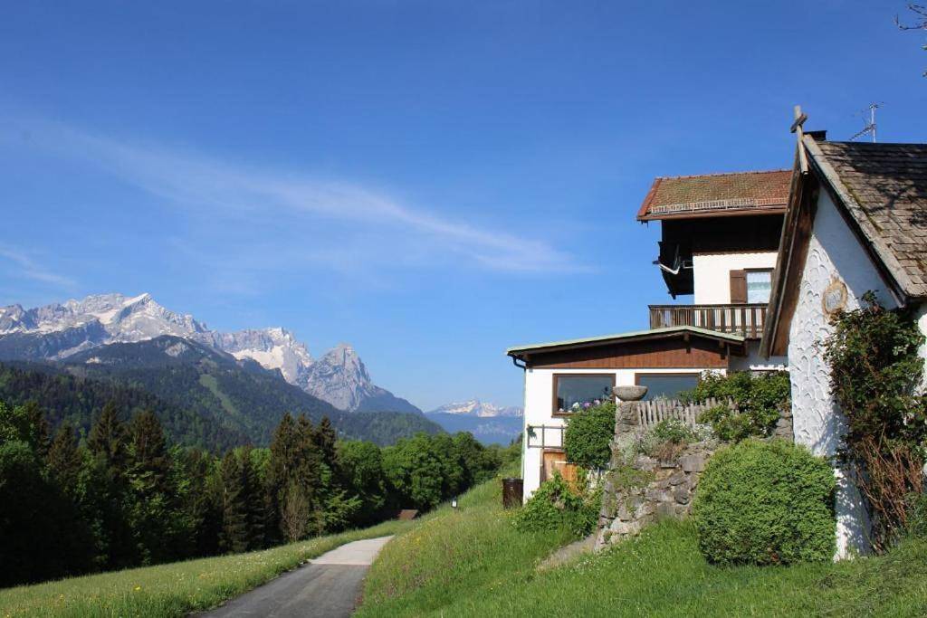 Pfeiffer Alm mit Blick auf die Zugspitze in Garmisch-Partenkirchen, Bayerische Alpen