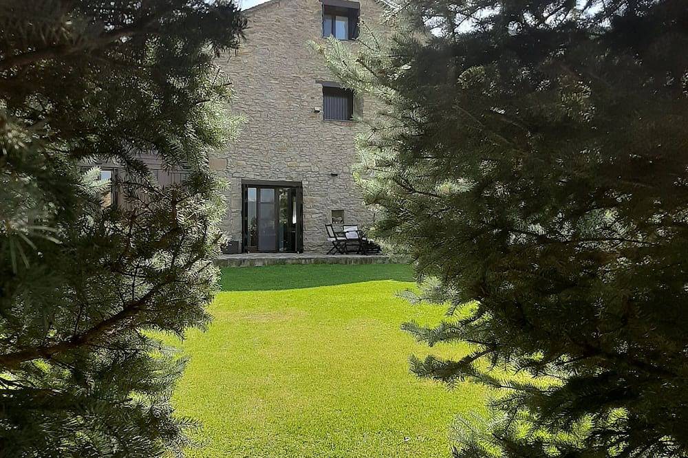 House with beautiful garden in Navasa, Jaca