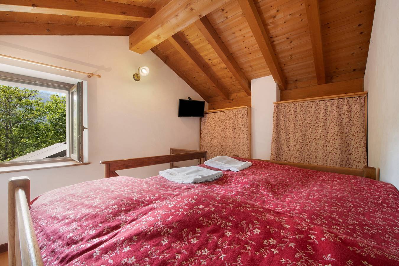 Gehele studio, Studio 'Su 2 Livelli' met uitzicht op de bergen, gedeelde tuin en Wi-Fi in Dosso del Liro, Comomeer