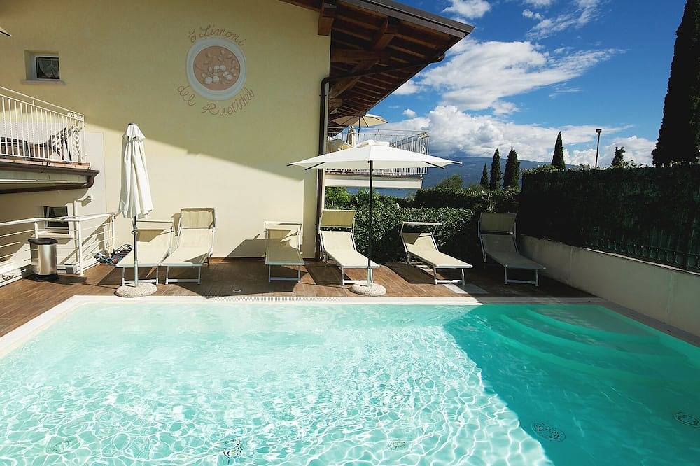 Ganze Wohnung, Residenz Limoni del Rustichel: FeWo N.4 mit Seeblick, Tiefgarage und Pool. in Maclino, Toscolano-Maderno