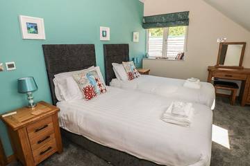 Cottage for 10 People in Solva, Pembrokeshire, Photo 1