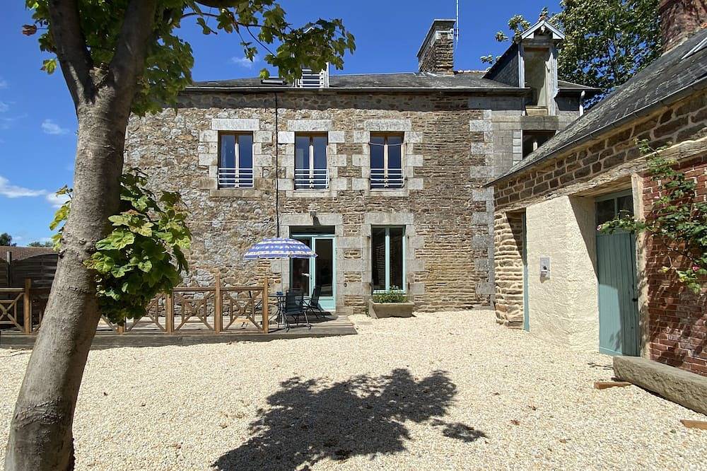 Comfortable Historic Gite for 14 persons - Hottub/ Use of Tennis Court opposite in Montanel, Région d'Avranches