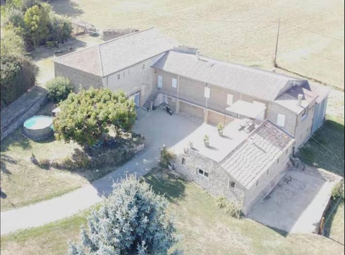 Location de vacances pour 8 personnes, avec Jacuzzi et Terrasse ainsi que Jardin et Piscine à Le Poët-Célard
