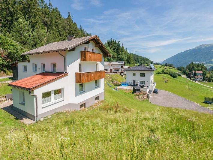 Chalet für 12 Personen, mit Balkon/Terrasse und Balkon sowie Terrasse und Garten in Fiss