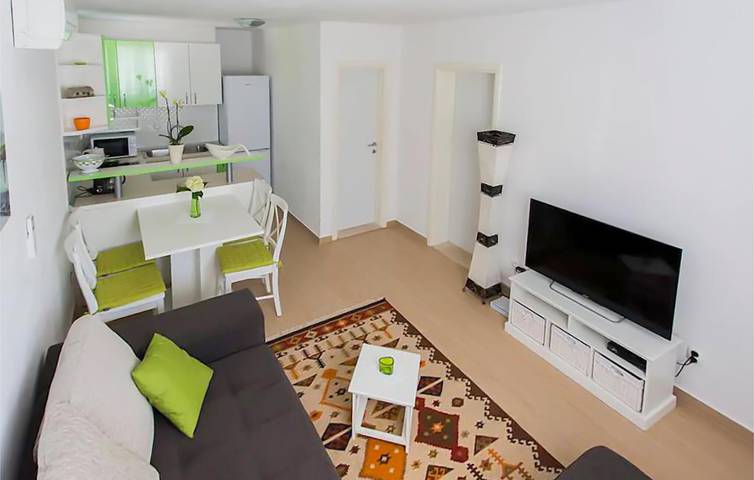 Apartamento vacacional entero, Acogedor apartamento cerca de la playa de Strobec con wifi, aire acondicionado y aparcamiento in Podstrana, Condado de Split-Dalmacia