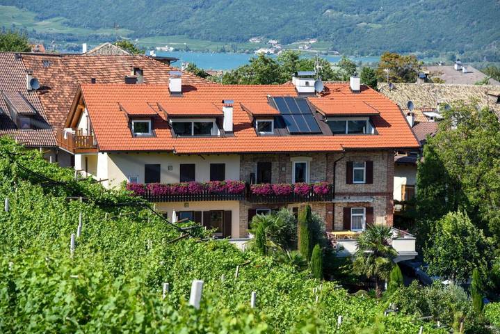 Ferienwohnung für 4 Personen, mit Balkon und Terrasse sowie Garten und Ausblick in Tramin an der Weinstraße