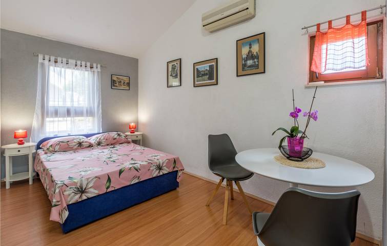 Ganze Ferienwohnung, Modernes Apartment mit Terrasse und Parkplatz, 2,5 km vom Stadtzentrum von Sisan entfernt in Sisan, Südküste Istrien