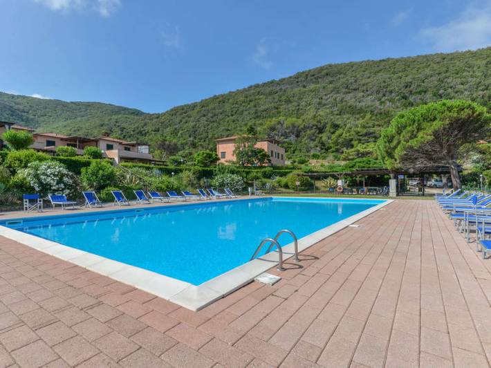 Appartamento intero, Appartamento 'Altaluna with Pool' con piscina condivisa, terrazza privata e balcone in Rio nell'Elba, Rio