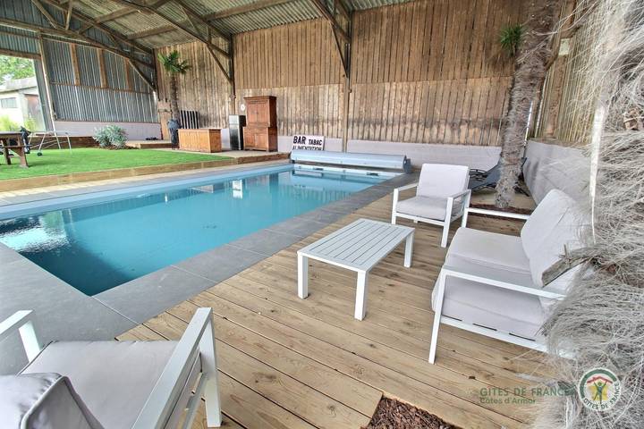Gîte pour 25 personnes, avec Jacuzzi et Terrasse ainsi que Jardin et Piscine à Plourhan