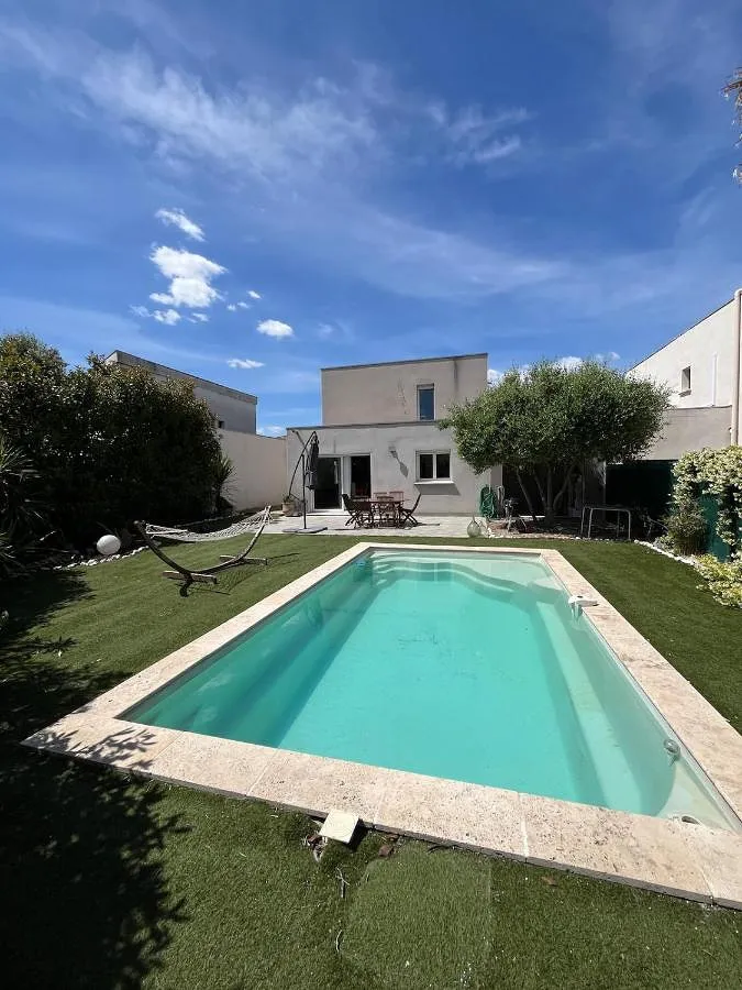 Chalet para 11 personas, con terraza además de piscina y jardín - 1