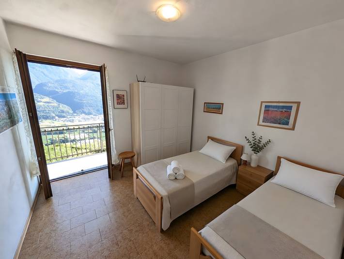Entire apartment, Between Vineyards and Peaks · 2 bedrooms, view of the vineyards in Poggiridenti Alto, Poggiridenti