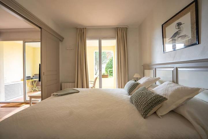 Apartamento entero, Coeur Provence T2 renovated, air-conditioned, nice view, pool, golf, Aix en Prov 30mn in Mallemort, Region de Arles