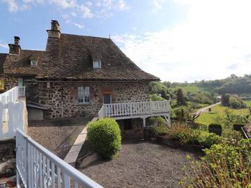 Gîte pour 4 personnes, avec jardin dans Carlat