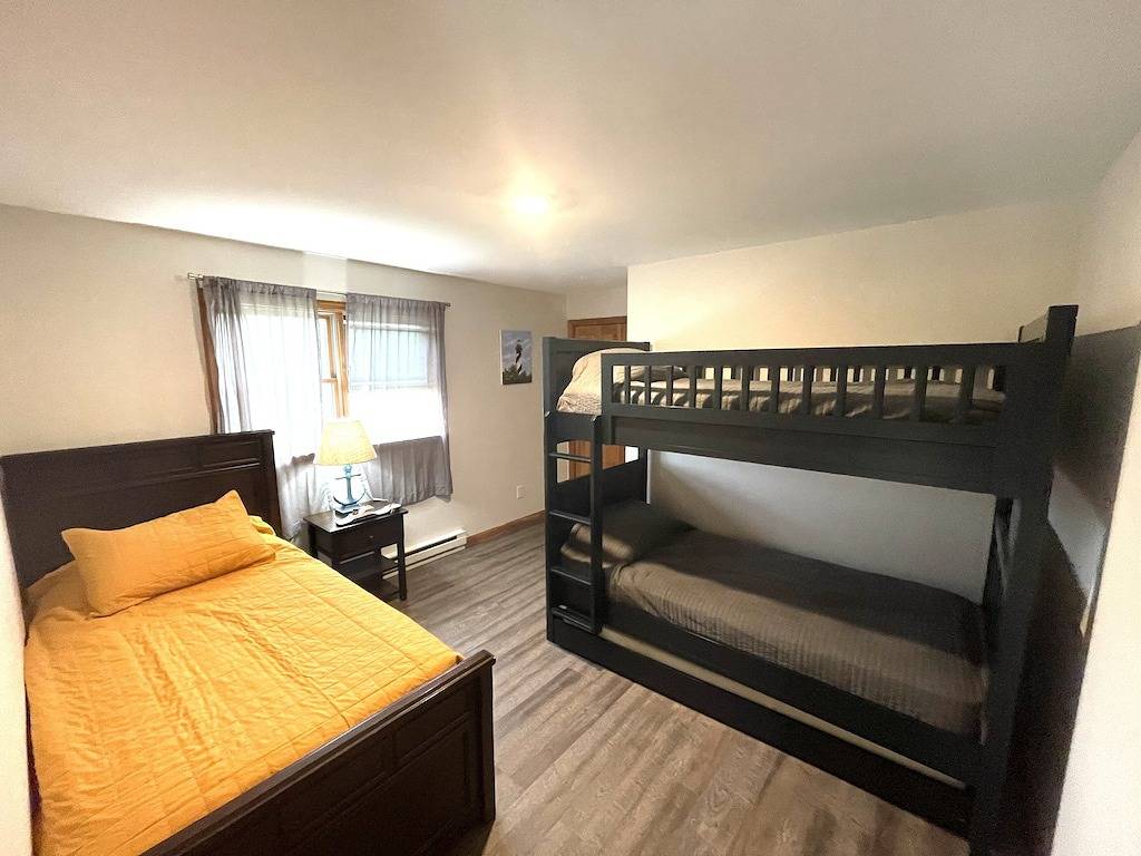 Waterfront - Erstaunliche Ansicht des Flusses und Dampfschiffe mit Dock. in Jefferson County (NY)