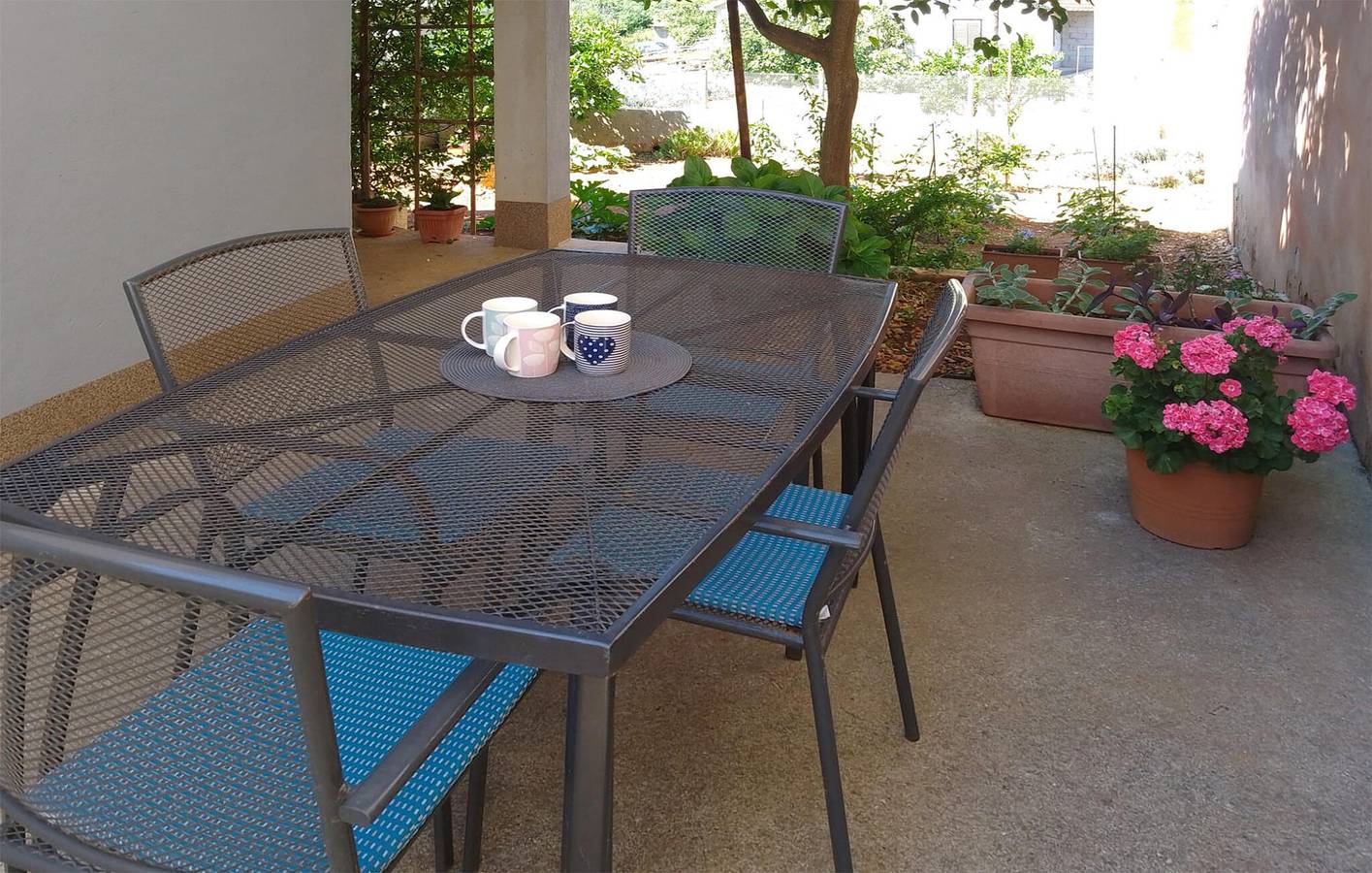 Gemütlich, 2 km von der Küste entfernt: Modernes Apartment mit Terrasse und Parkplatz in Zadar (Kommun), Iz