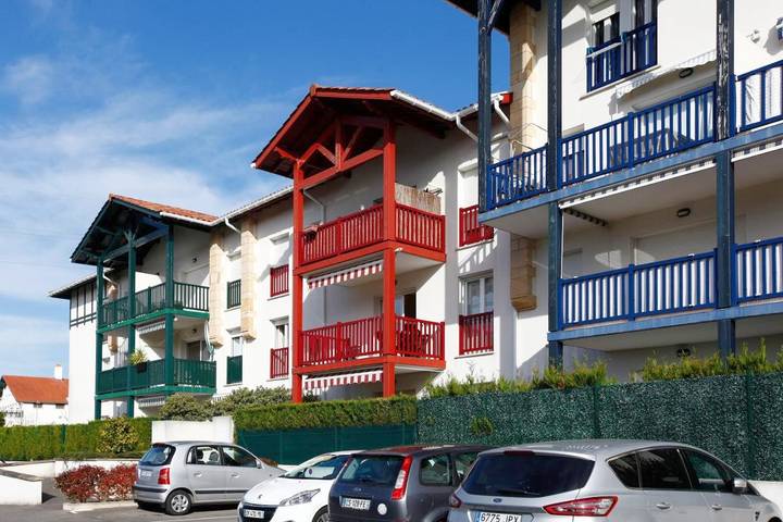 Ferienwohnung für 4 Personen, mit Balkon und Terrasse sowie Garten und Pool