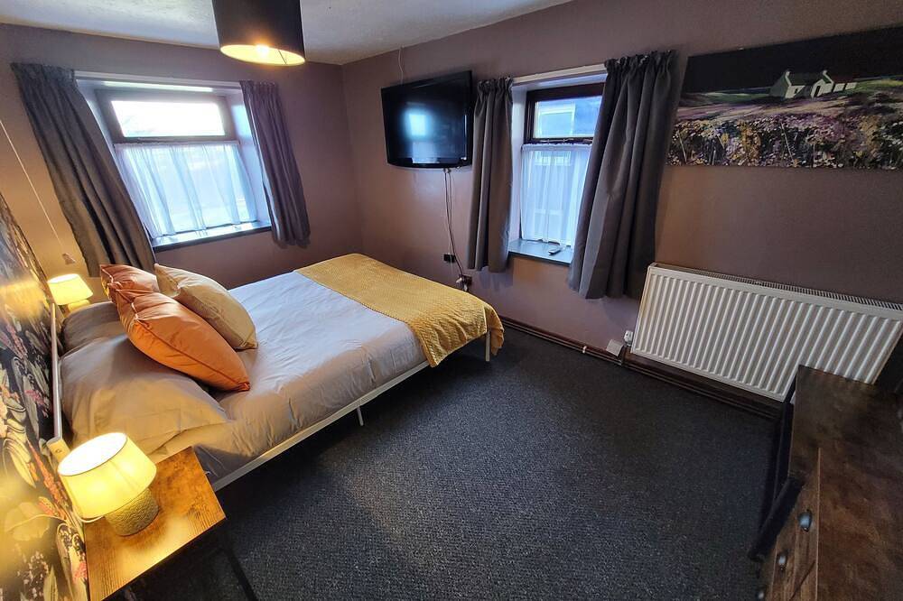 Comfortable character cottage with small garden on smallholding. Pets welcome. in Narberth, Pembrokeshire