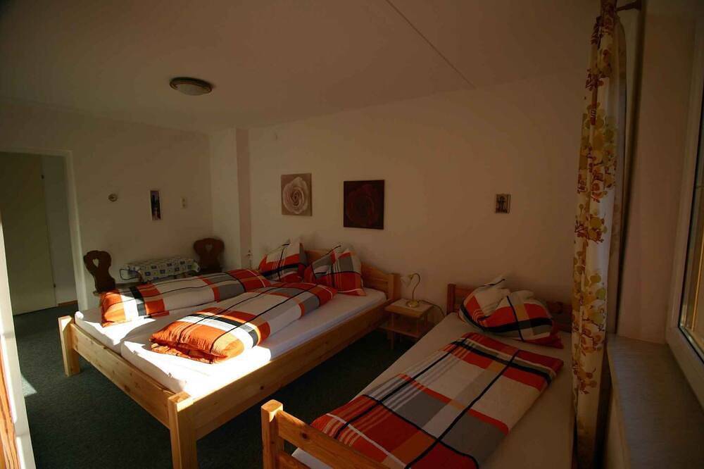 Vakantiehuis met barbecuefaciliteiten en kinderspeelplaats in Salzkammergut Mountains, Strobl