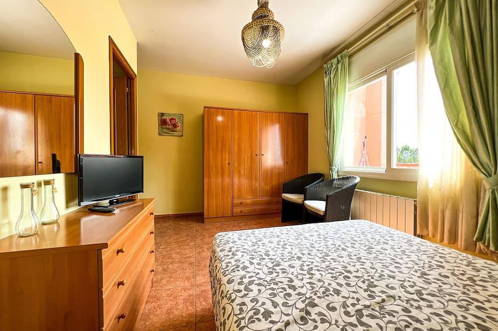 Villa con piscina privada, wifi, barbacoa, zona de comedor exterior. capacidad 9 pax. Vivalidays Gala. in Tordera, Maresme