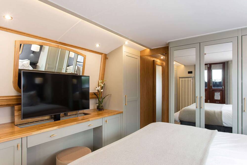 Modernes und hochwertiges Wohnschiff in Berlin mit Wlan für bis zu 4 Personen in Berlin Wilhelmstadt, Berlin