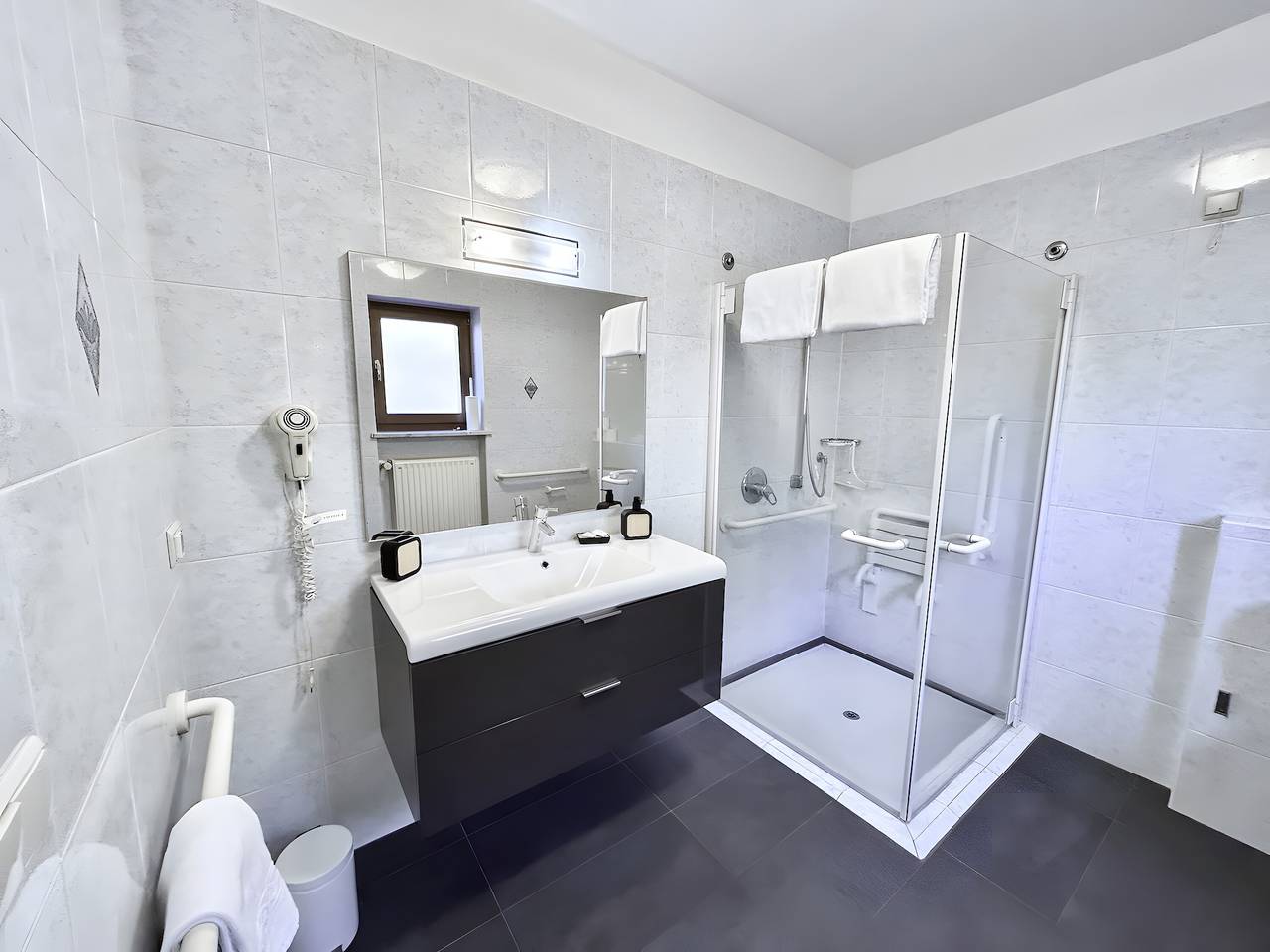 Entire apartment, Apartment 'Hotel Pennhof' with Mountain View, Shared Pool and Wi-Fi in Saubach (Barbian), Barbian