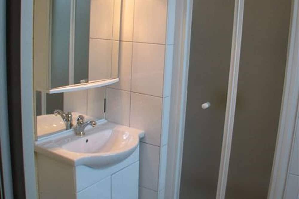 Entire apartment, Apartment F2 standing in an old farm. Completely renovated. Very calm. in Athis-Mons, Essonne
