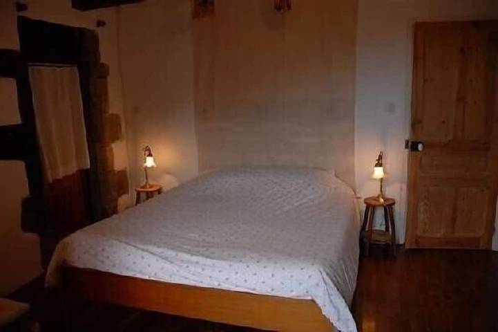 Location de vacances pour 6 personnes, avec terrasse et jardin ainsi que jacuzzi et piscine à Pied-de-Borne - 2