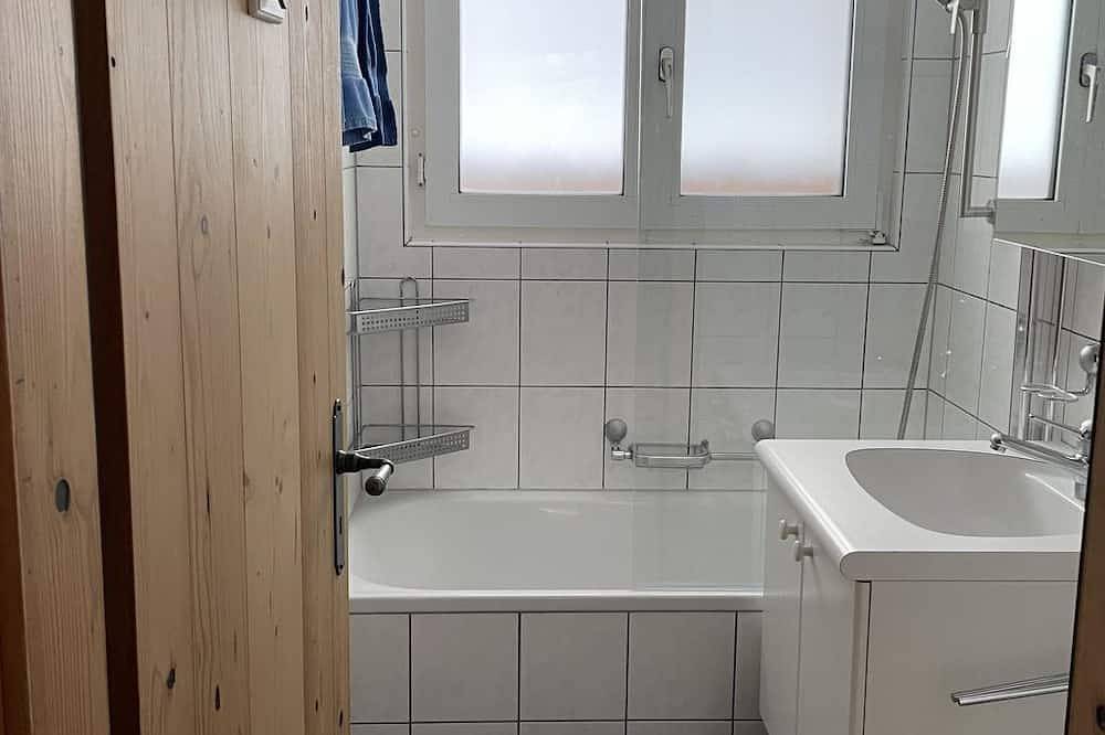 Ganze Wohnung, Alte Schmiede 1.Stock Appartement/Fewo, Bad, Wc, 3 Schlafräume 5-Bettwohnung in Arosa, Plessur Alpen