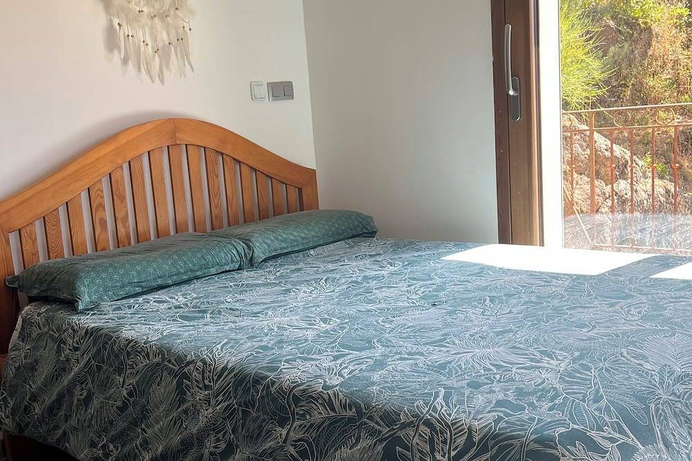 Studio indépendant en pleine nature, 1 chambre, 1 salon, 1 sdb in Essertines-en-Châtelneuf, Montbrison