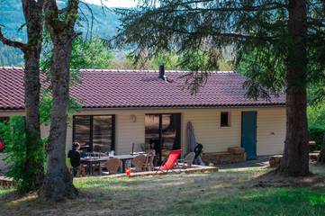 Gîte pour 6 personnes, avec piscine ainsi que terrasse et jardin à Le Malzieu-Ville