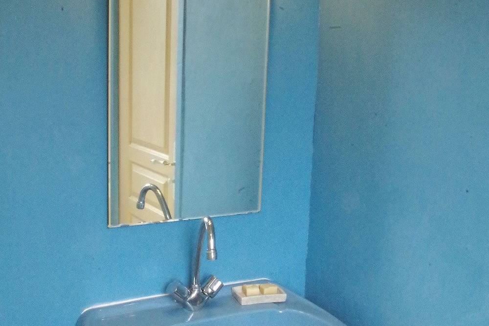 Appartement entier, L'îlot Bleu Appartement T1 Dans une Maison D'artiste in Quimperlé, Région de Quimper