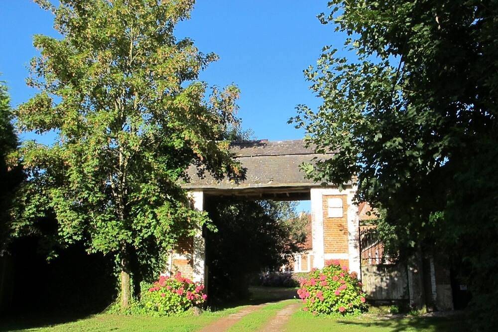 Cottage for 10 People in Tortefontaine, Montreuil region