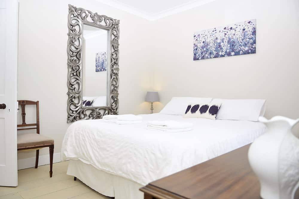 Little Lane is a charming, recently refurbished 2 bedroom cottage sleeping 4 in Gosport, Hampshire