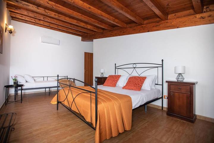 Villa für 4 Personen, mit Garten und Ausblick in Fanusa